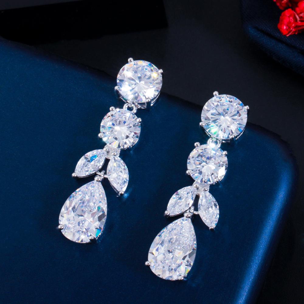 

Elegant Leaf-Shaped Drop Earrings (Pear Design) белый