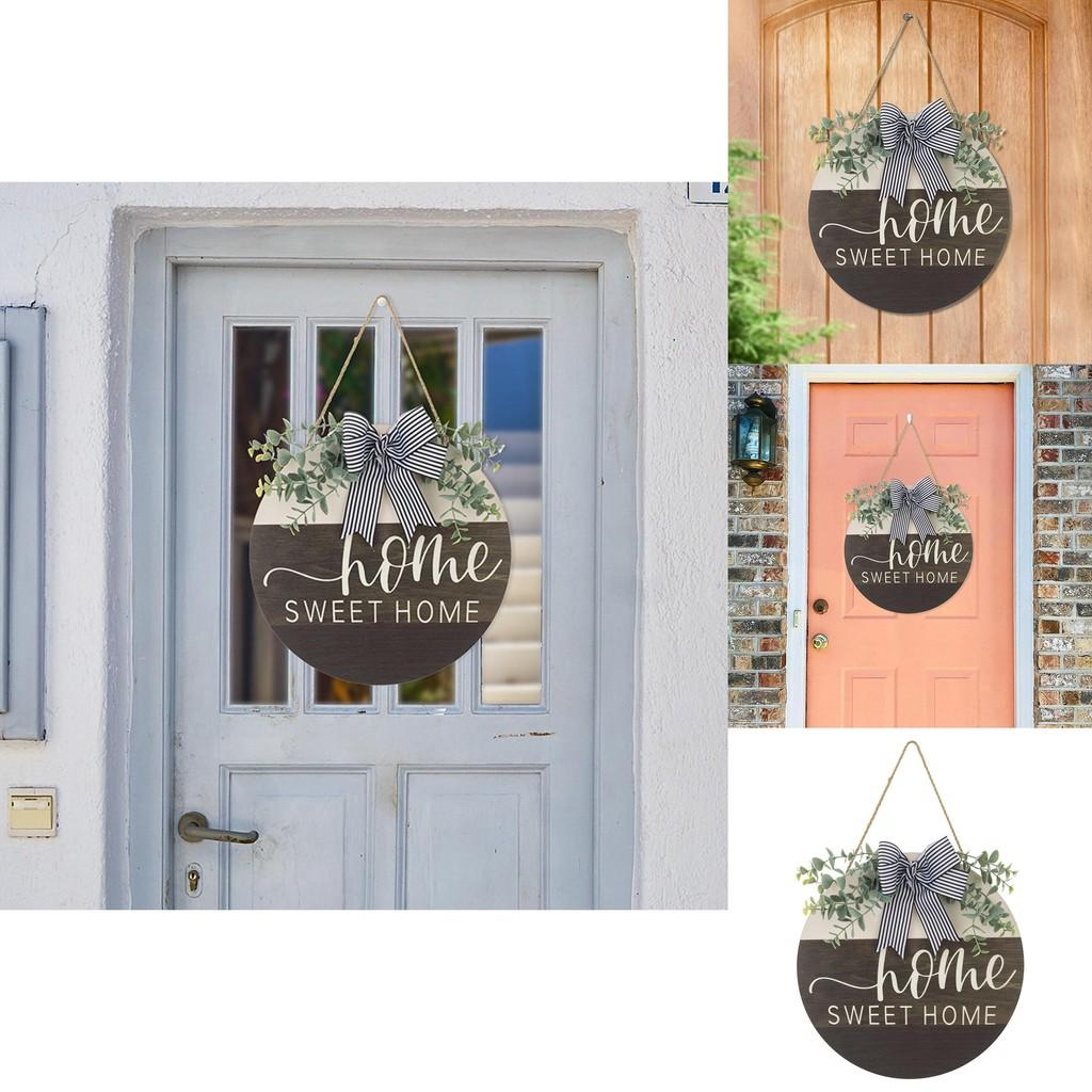 Eleganter runder Holz-Dekokranz mit gestreifter Schleife und Eukalyptus für den Frühling