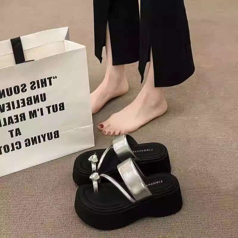 Thick-soled heightened rhinestone toe slippers for women's summer wear 2025 new high-value muffin-bottom beach sandals
