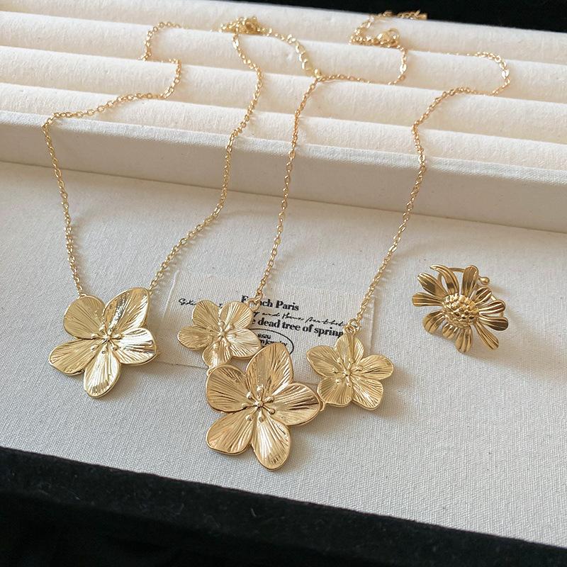 Metal Flower Clavicle Necklace Fashion Temperament Flower Neck Necklace
