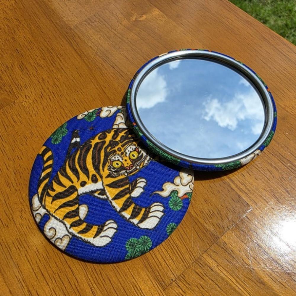 Handgemachter koreanischer Handspiegel mit Tiger "Derpy" und der Elster "Sussie"