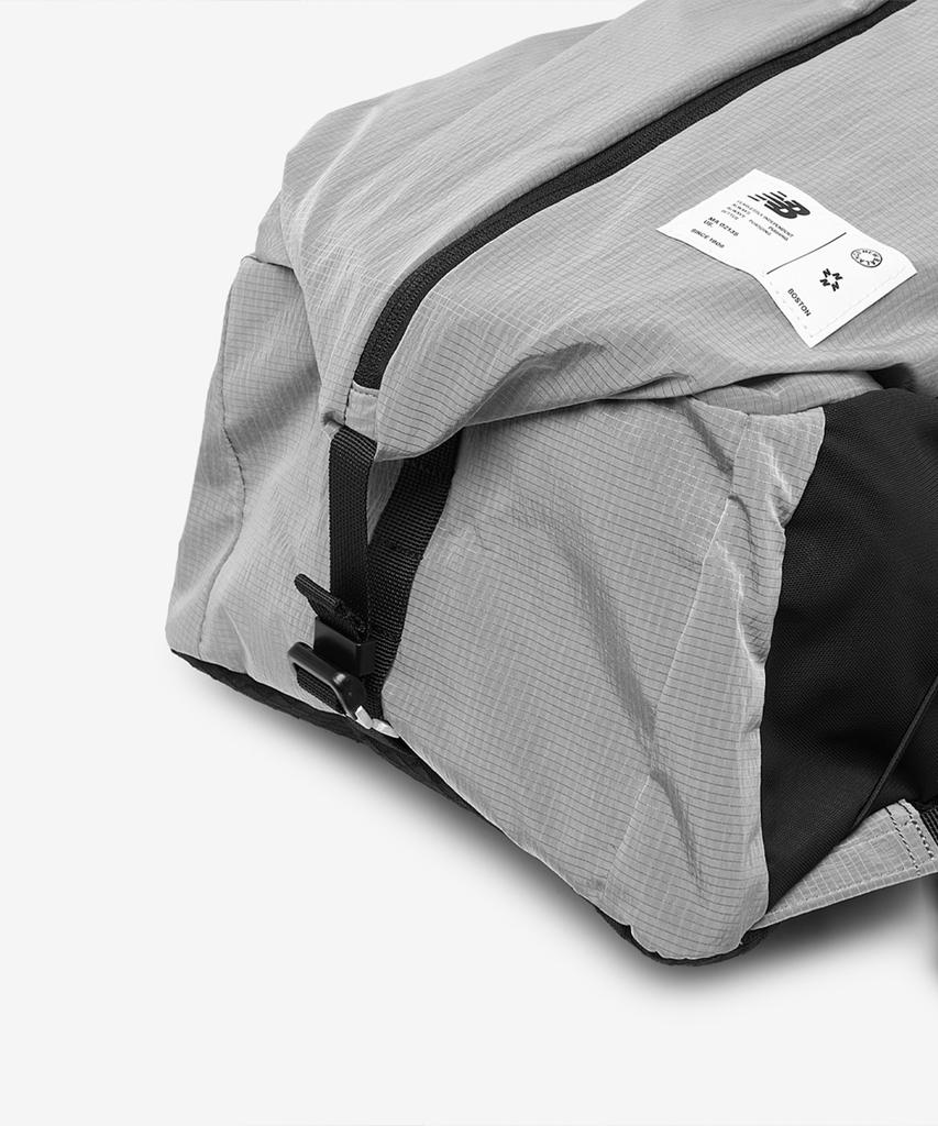 New Balance Nbgcgs1203 / Metallic Lightweight Backpack (Silver)