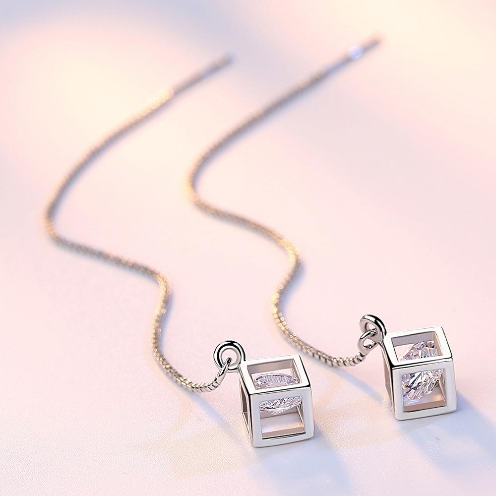 Los pendientes largos con circonitas en forma de cubo de Rubik están de moda y son sencillos