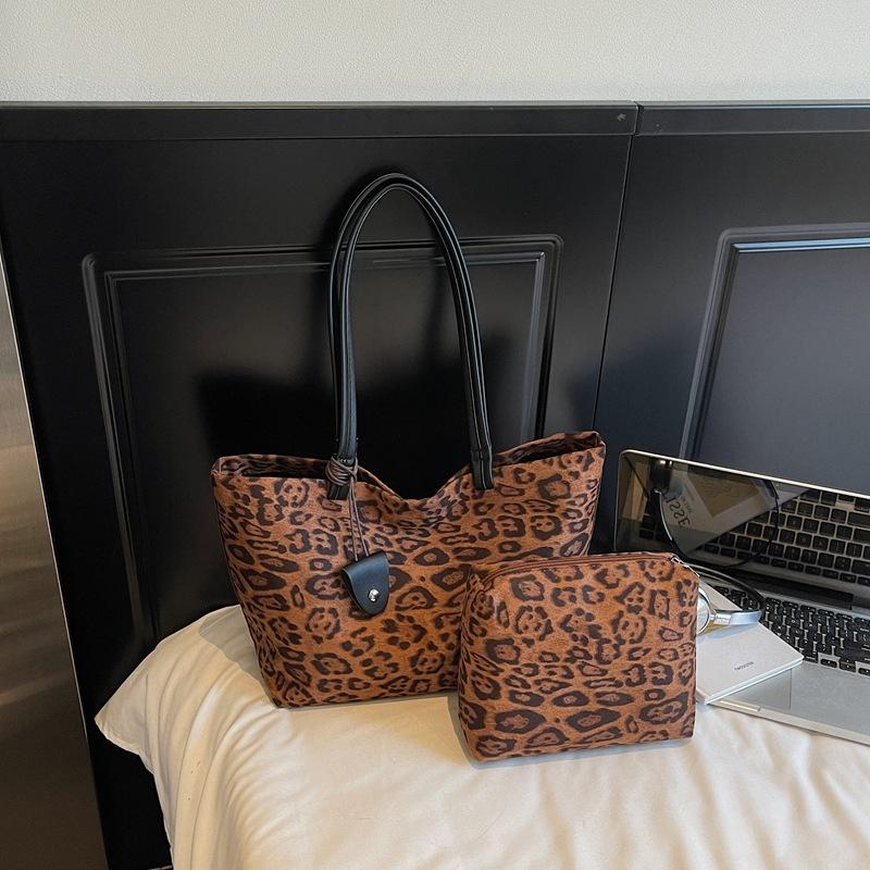 

New mother and child bag tote bag trendy large capacity fashionable retro simple portable women s bag shoulder bag чёрный