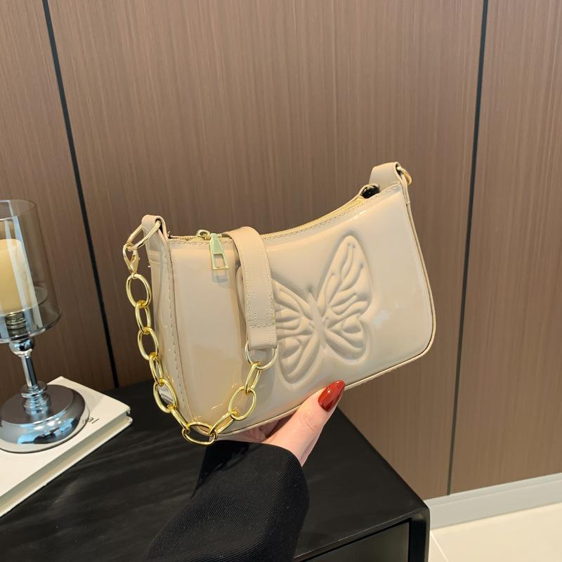 Сумка подмышкой из глянцевой лакированной кожи с тиснением в виде бабочки — фото 5