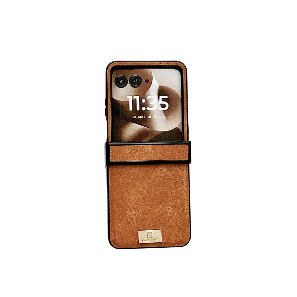 Samsung Z Flip7 Retro Crazy Horse Grain Magnetic Phone Case, Compatible with Flip6/5, Three-Section Nameplate Style.