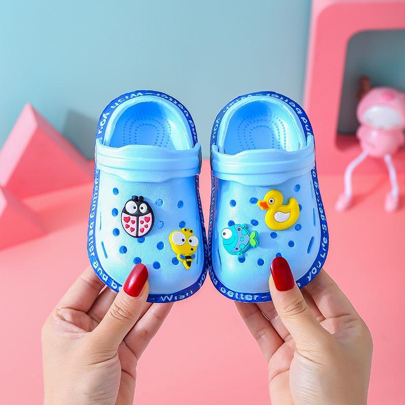 Children's Summer Slippers, Closed-Toe Cartoon Hole Sandals, Anti-Slip Indoor Home Shoes for Infants and Toddlers, Soft-Soled Sandals.