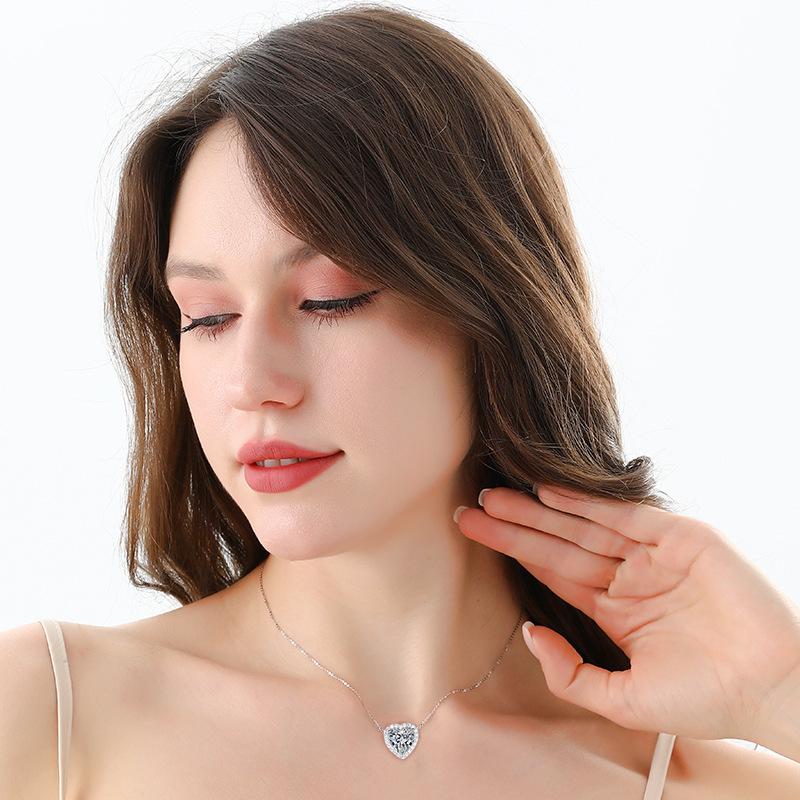 Women's Bestselling S925 Sterling Silver Heart Pendant Necklace with Moissanite Luxury Clavicle Chain Jewelry Accessory