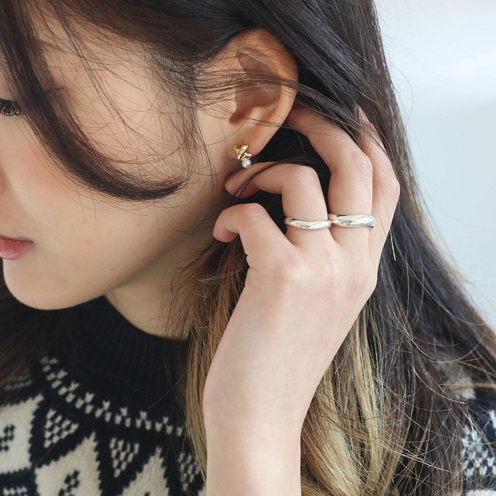 [ Modernlike / Headquarters Genuine ] 14K Gold-Filled Silver Pearl X Stick Curve Earrings