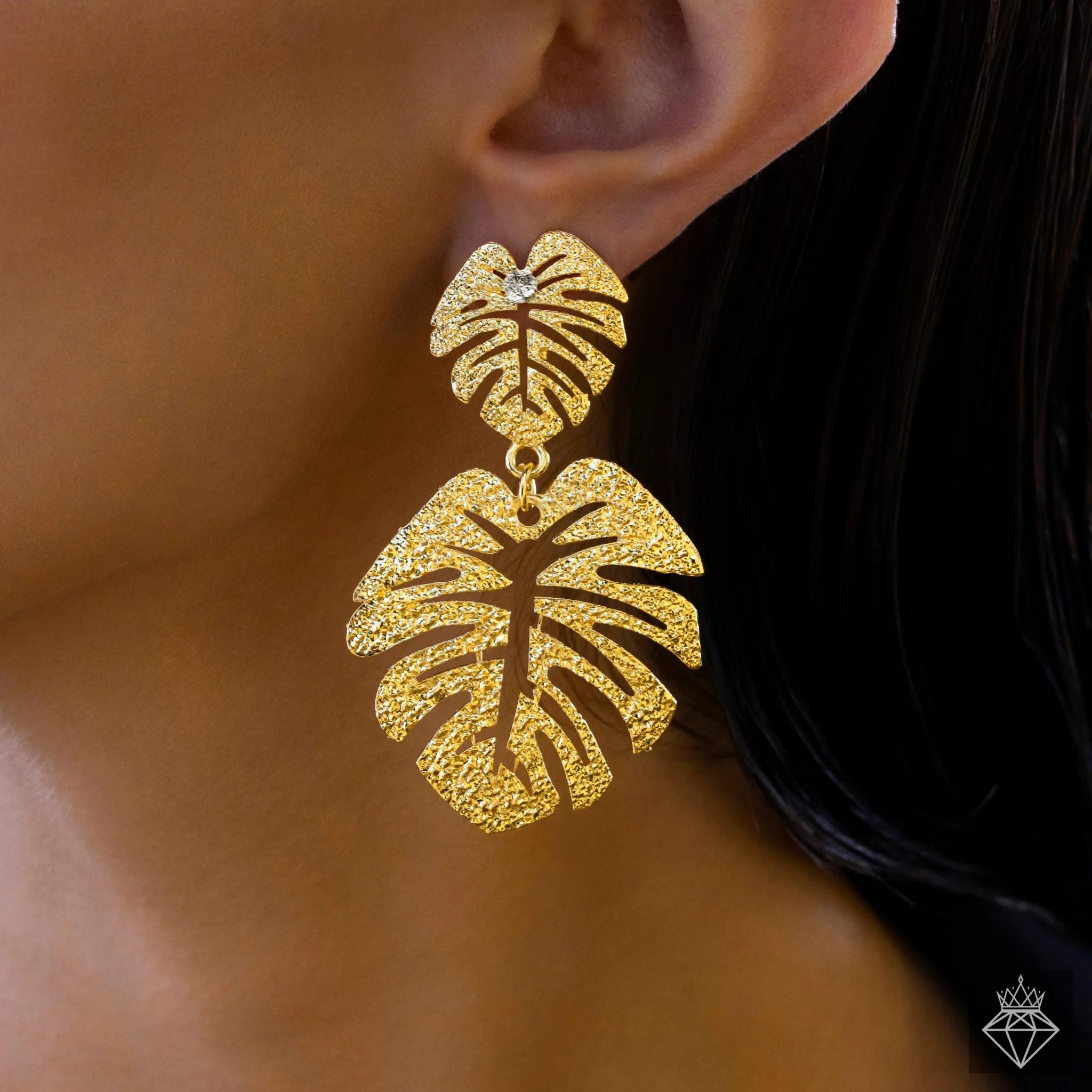 

Women s Leaf Shaped Drop Earrings Onesize золотий