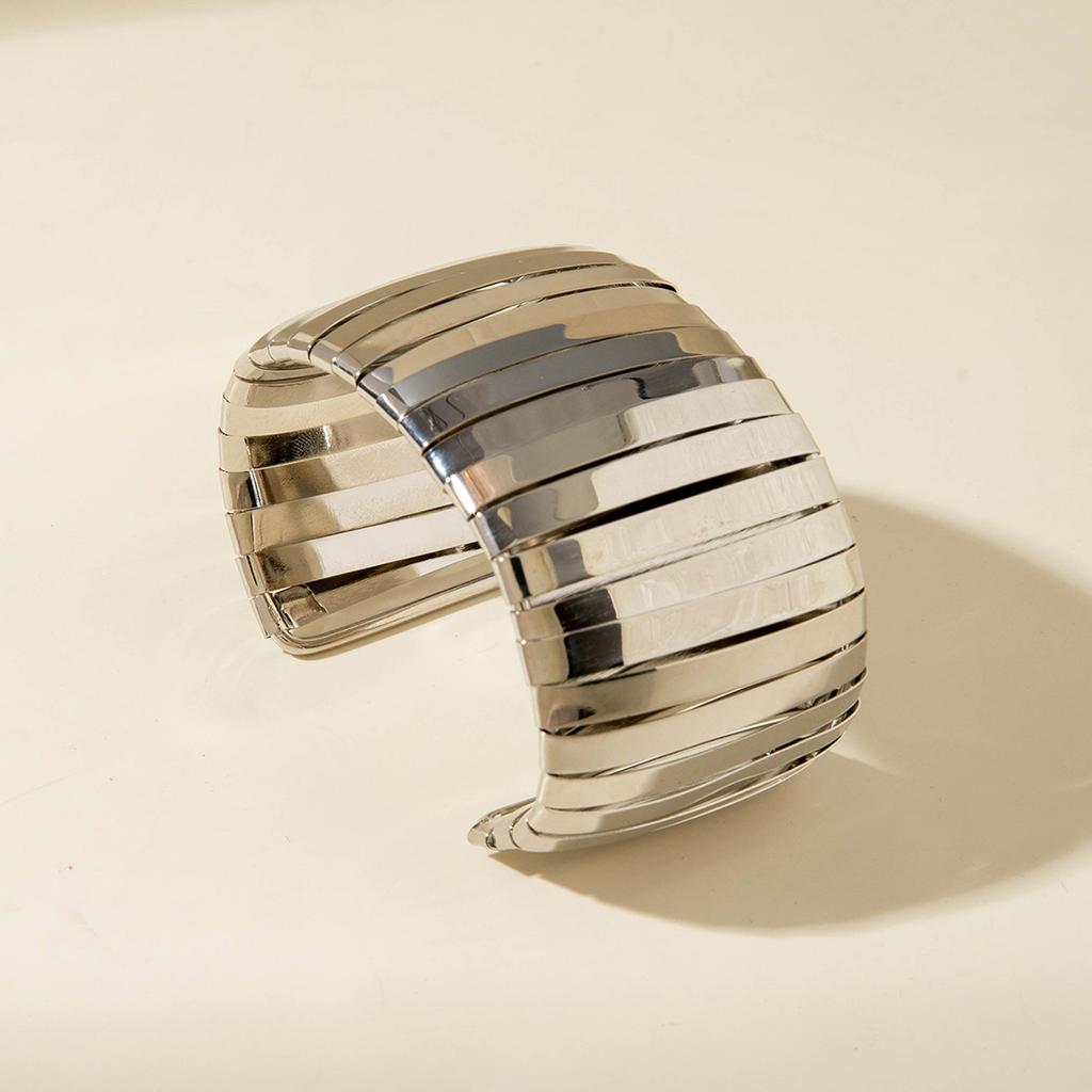 Hot-selling, exaggerated metal hollow pattern shape iron bracelet set, wire arm ring