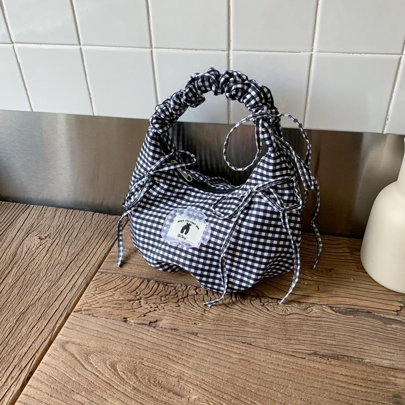 

Клетчатая холщовая сумка женская большой вместимости новая летняя нишевая на одно плечо подмышку для поездок на работу плиссированная сумка-пельмень чёрный
