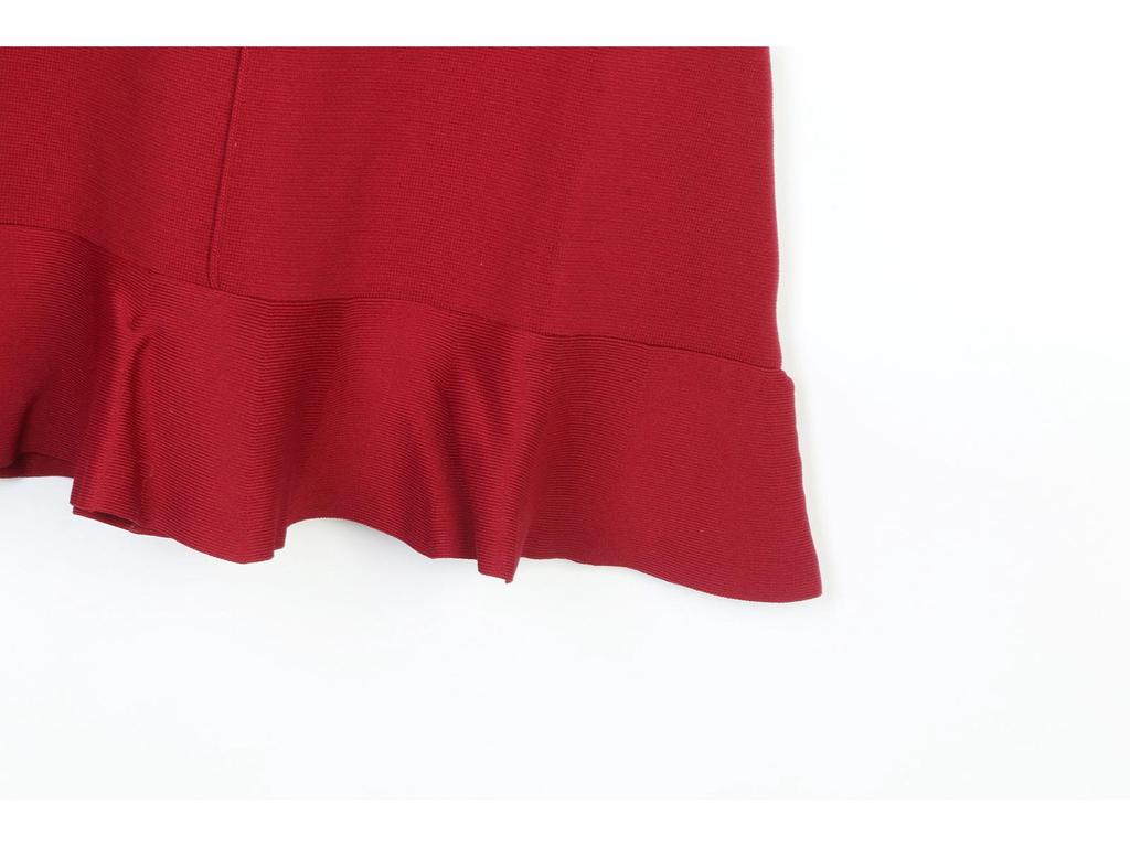 Elegant Women's Red Sleeveless Knitted Vest Dress - Round Neck, Waist-Slimming, and Figure-Flattering Fishtail Skirt for Evening.