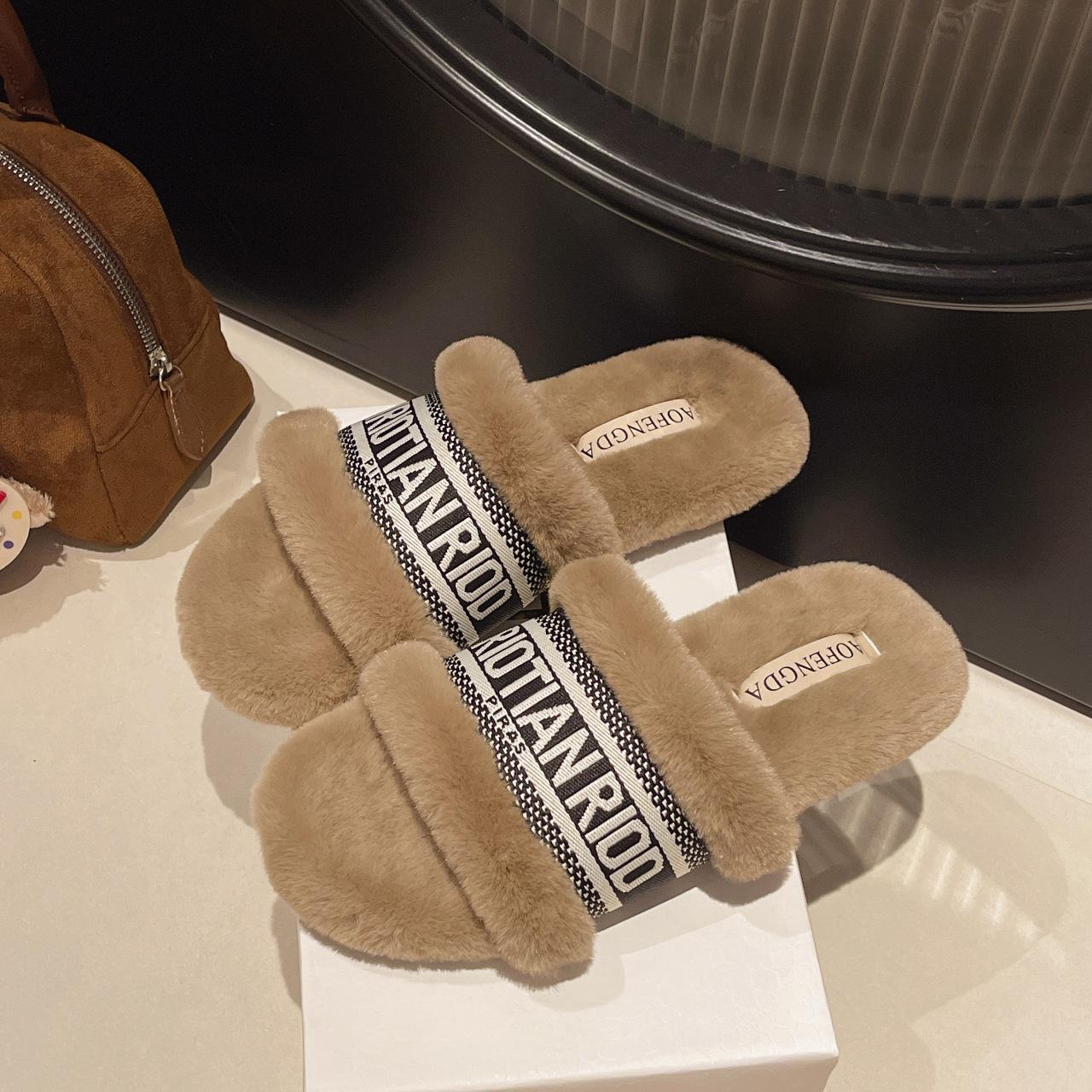 

Fluffy cute plush slippers trendy girl autumn new warm fashion home letter flat bottom one word slippers 40 хаки