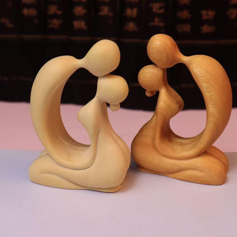 1Pc Golden Sandalwood Carving Kisses The Love of Lovers' Hearts, Hand-held Pieces, Creative Ornaments, Wooden Handicrafts