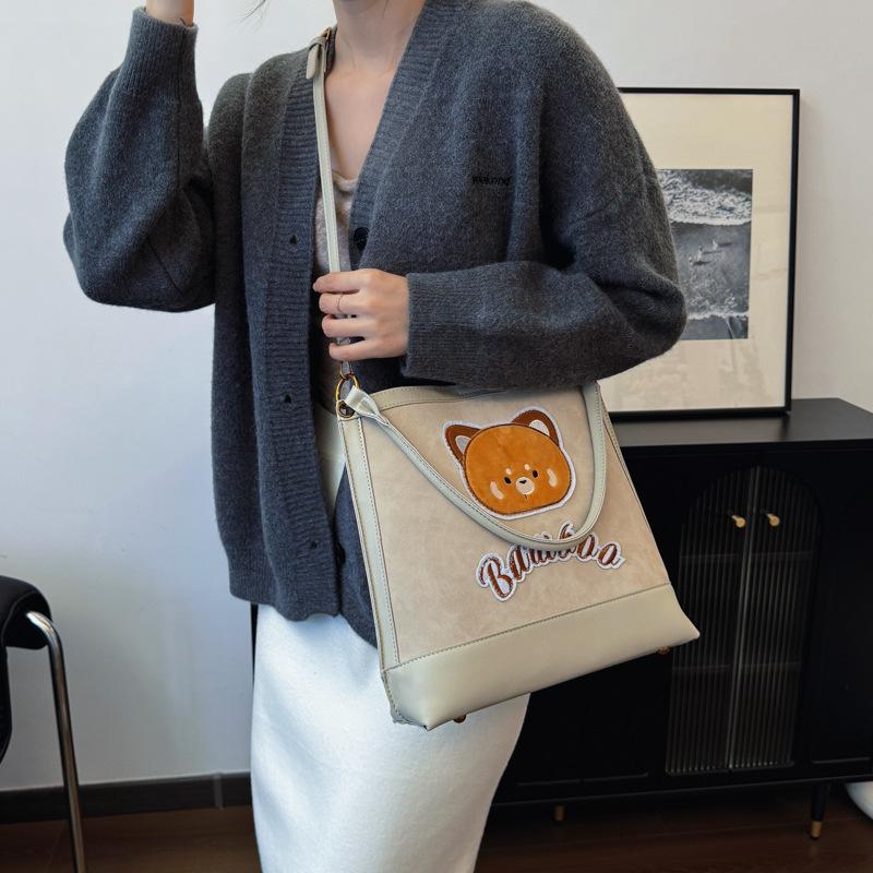 

Новая модная и милая женская сумка-тоут Donnie Mori через плечо с мишкой 2025 года, повседневная сумка-мессенджер большой вместимости 33*8*28 покинуть белый