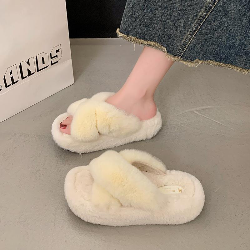 Internetskändis korsbandade fluffiga tofflor damer bär 2025 höst och vinter nya tjocka sulade höjande halkfria plysch bomullstofflor