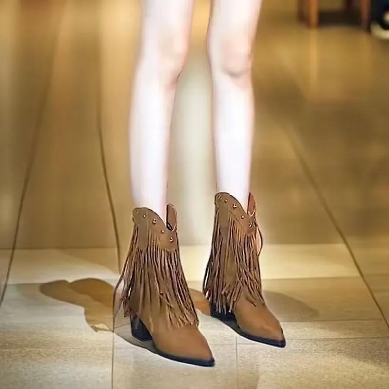 Módní boty na vysokém podpatku pro ženy 2024 Podzim Zima Nový styl Módní nýtované westernové boty s tlustým podpatkem a třásněmi Špičaté krátké boty