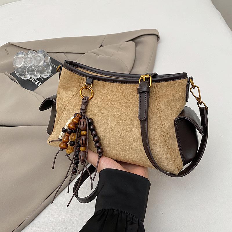 

2025 autumn new high-value ins style fashion commuter armpit bag fashionable women s casual simple messenger bag