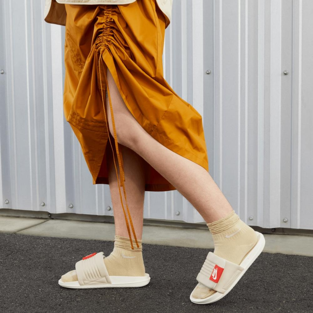 

Nike Women S Nike Offcourt adjuSt Slide 100 US 5