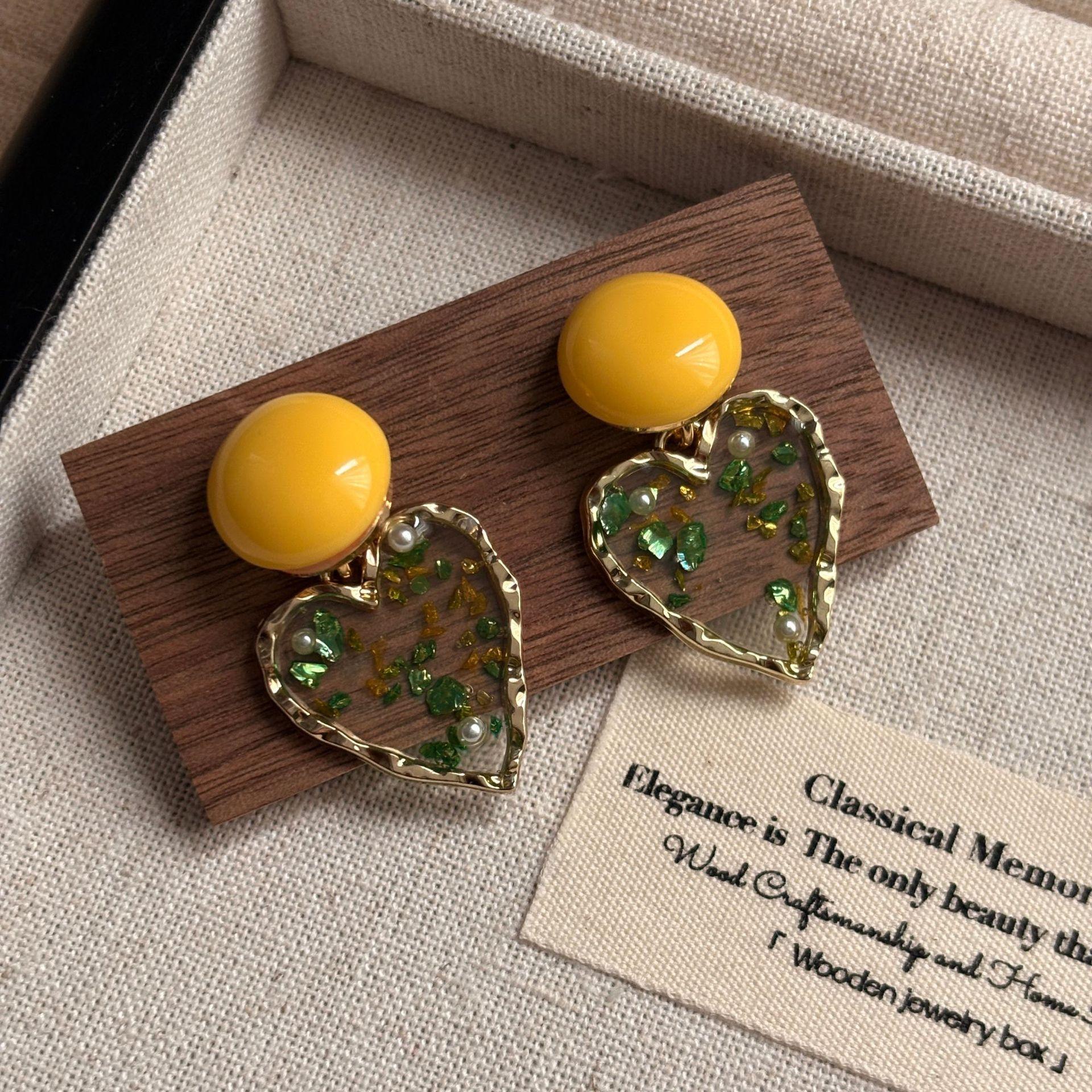 

Ярко-желтые серьги-сердечки с белым контрастным цветом, нишевый стиль высокого класса для отпуска, маленькие и свежие серьги-капельки дофамина