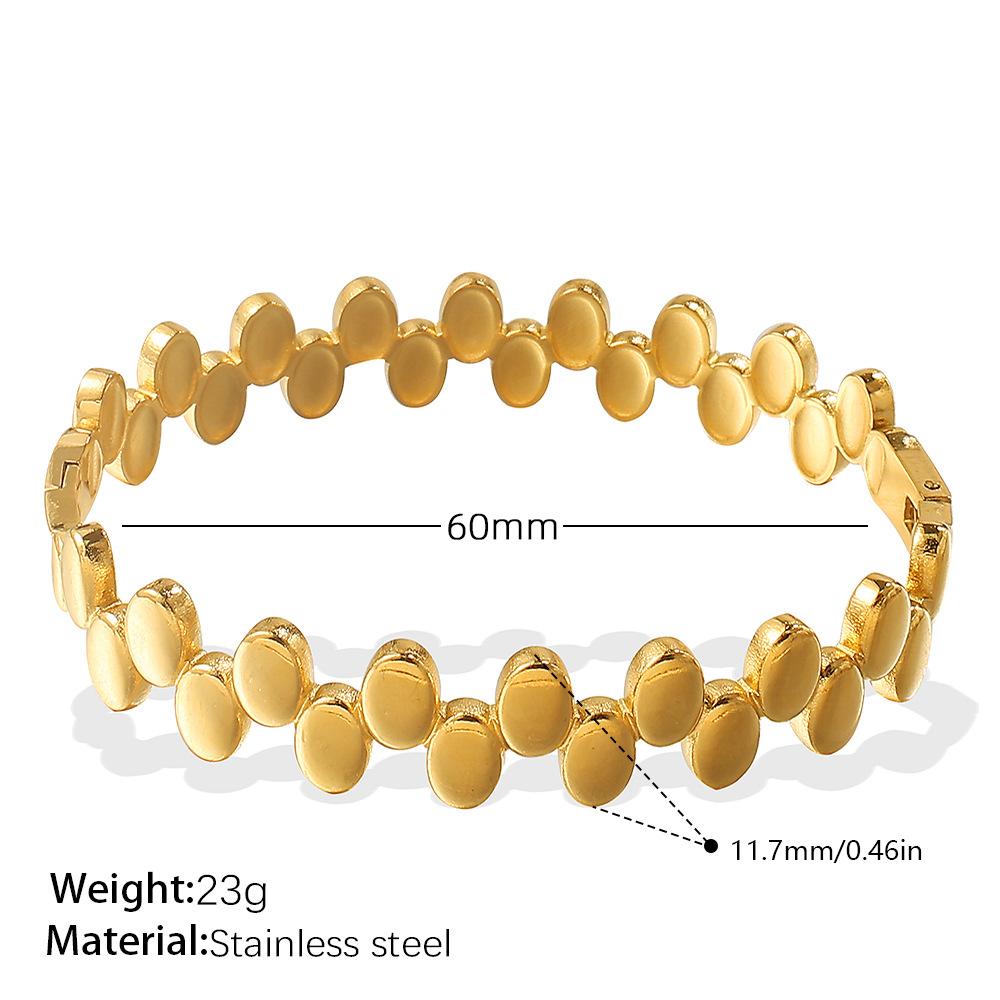 

Women s Vintage Floral Heart Buckle PVD-Coated 18K Gold Fashion Stainless Steel Hollow Bangle