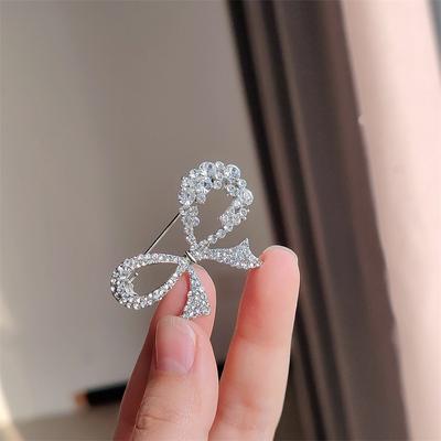 Spilla a fiocco piccolo di alta gamma Giappone e Corea del Sud da donna versatile per cardigan, accessori per corsage, spilla semplice anti-luce per fissare i vestiti
