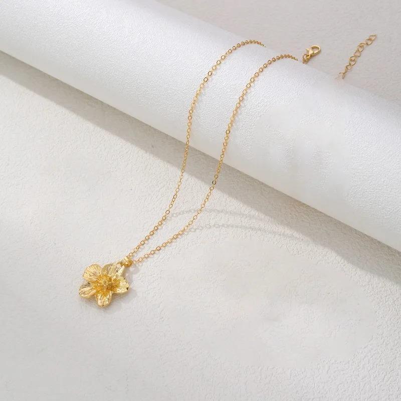 Golden Dopamine Flower Pendant Choker Necklace Elegant Bridal Wedding Gift for Women 2025 Trend Accessory Boho Style