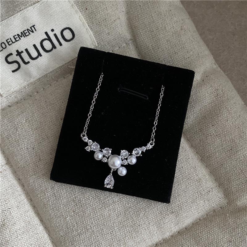 Exquisite Zircon Geometric Water Drop Pearl Necklace - Japanese & Korean Style, Light Luxury, Unique Clavicle Chain, Fashionable & Versatile
