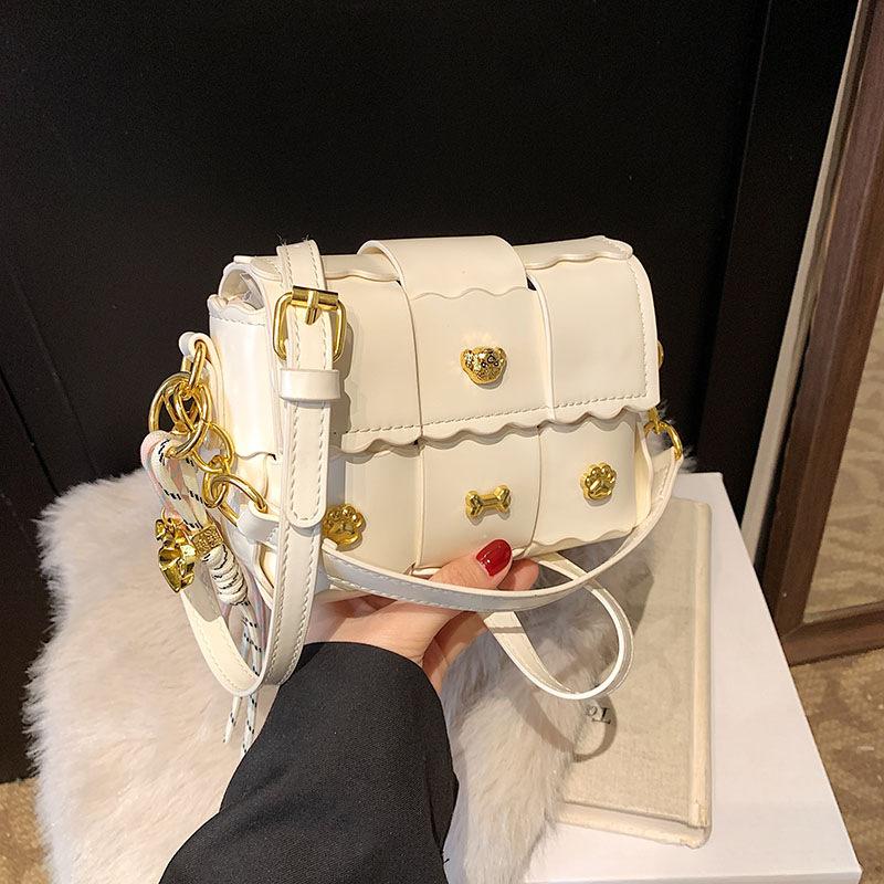 

This year s popular bags 2025 spring new Korean version fashion splicing small square bag personalized rivets niche messenger bag червоний