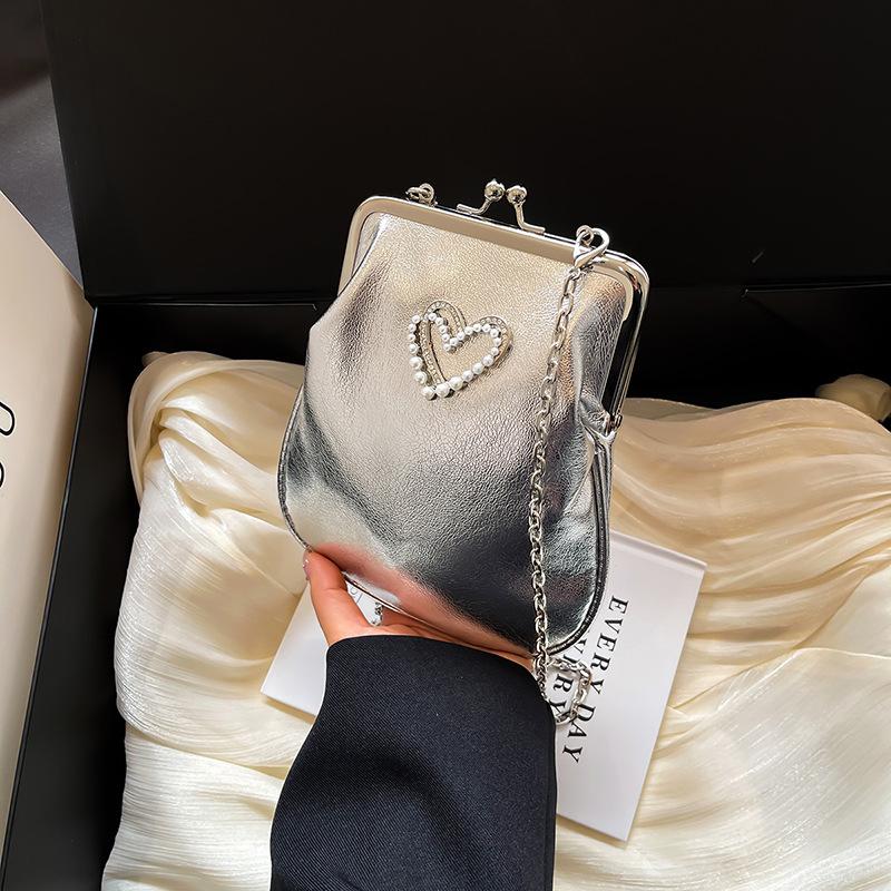 

This year, the popular silver small bag women s 2025 new summer versatile chain messenger bag mini clip water pass bag срібний