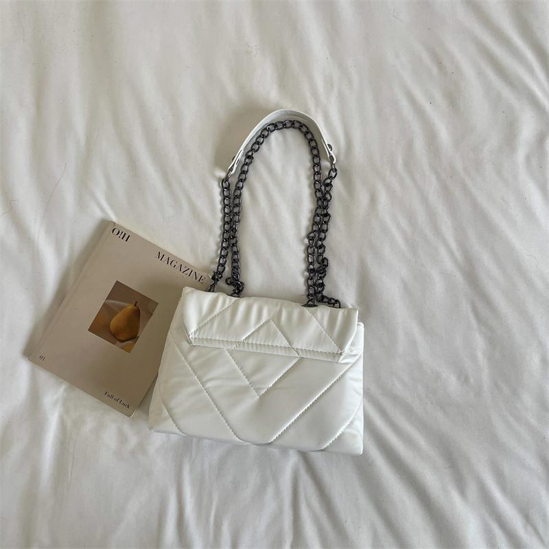 Quilted Leather Shoulder Bag with Chain Strap Metal Clasp Flap Closure Casual Tote Purse for Women Daily
