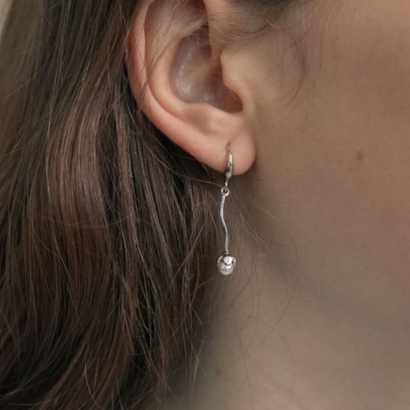 

MERRYMOTIVE Flower stem with pearl earring (2color) Gold