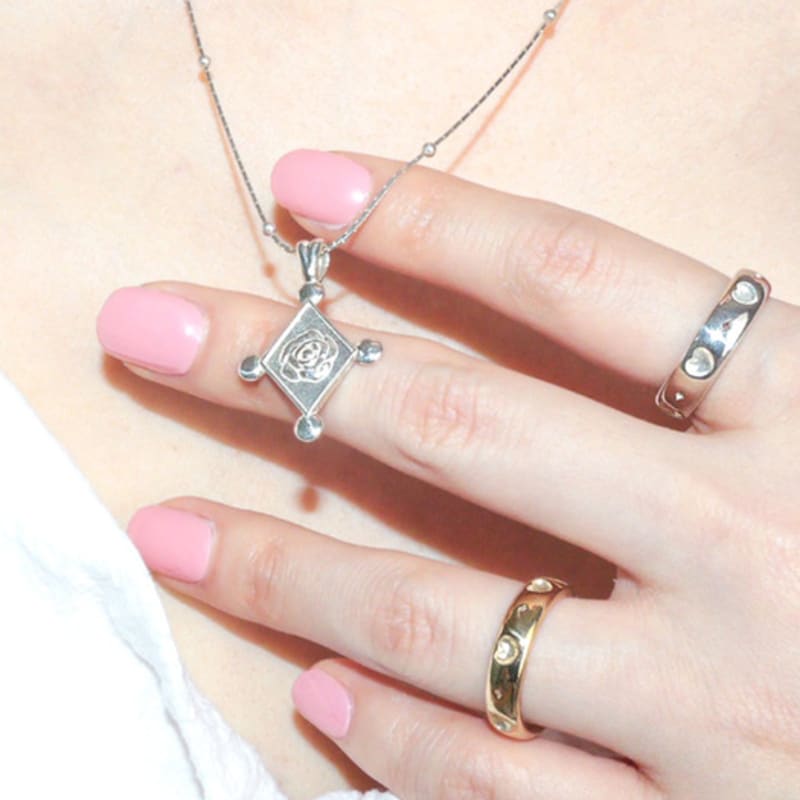 LOASI lovely rose. rose frame necklalce