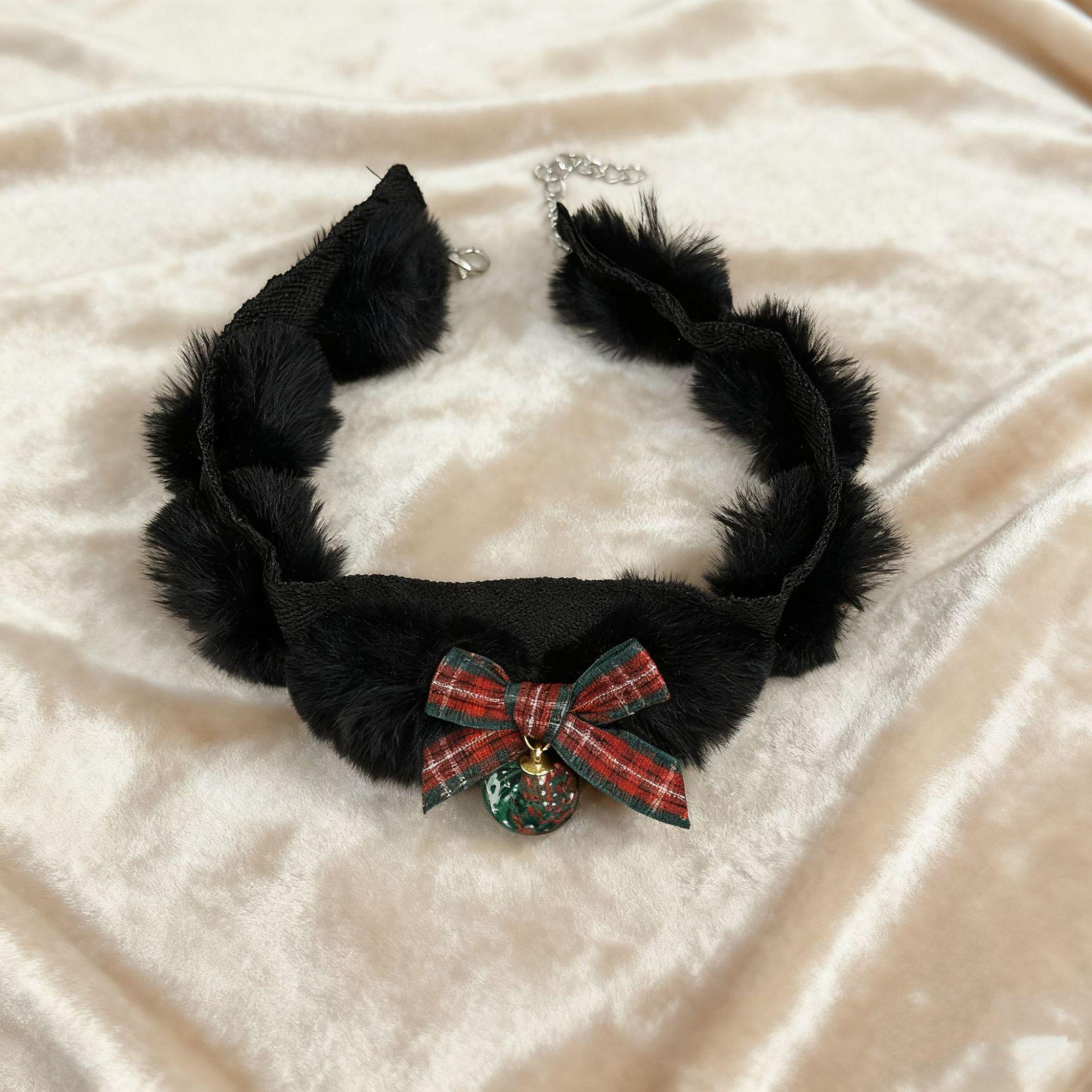 Клетчатое колье-чокер с помпоном-бантом - в стиле рождественского украшения