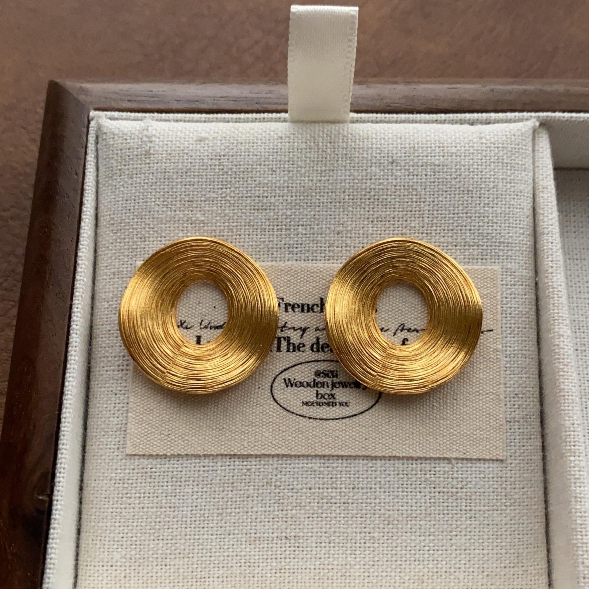 

Classic geometric three-dimensional ancient method stud earrings brushed craftsmanship circle earrings fashion high-end commuter versatile earrings