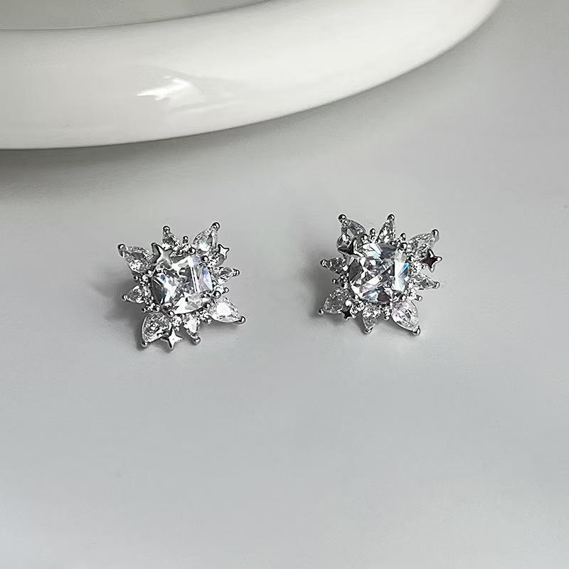 Shiny Crystal Zircon Flower Star Cuff Earrings Rhinestone No Piercing Geometric Clip Earring Simple Luxury Ear Clip Jewelry Gift