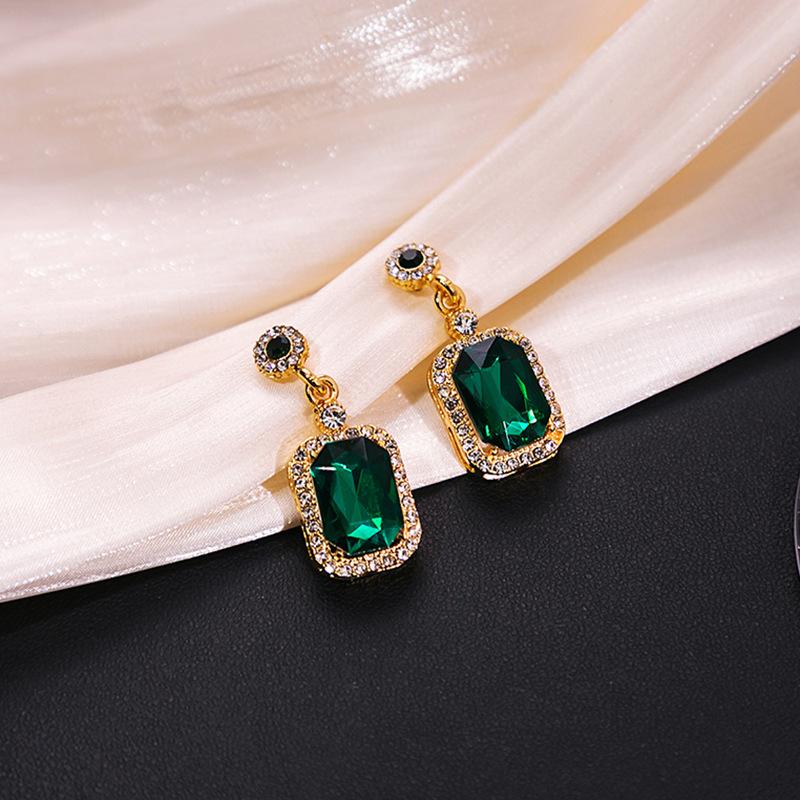 Colar com Pedra Preciosa Quadrada Verde da Avó, Brincos de Diamante Estilo Hong Kong Literário e Retrô, Três Anéis da Moda de Alta Qualidade.