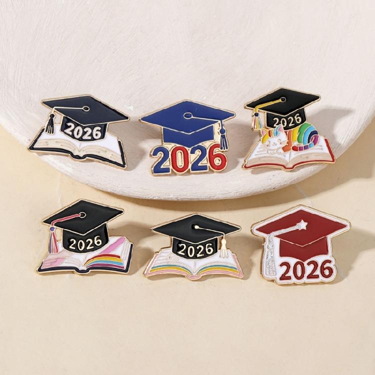 Gedenk-Emaille-Anstecknadel 2026 mit klassischen Graduation-Symbolen für Studenten und Freunde