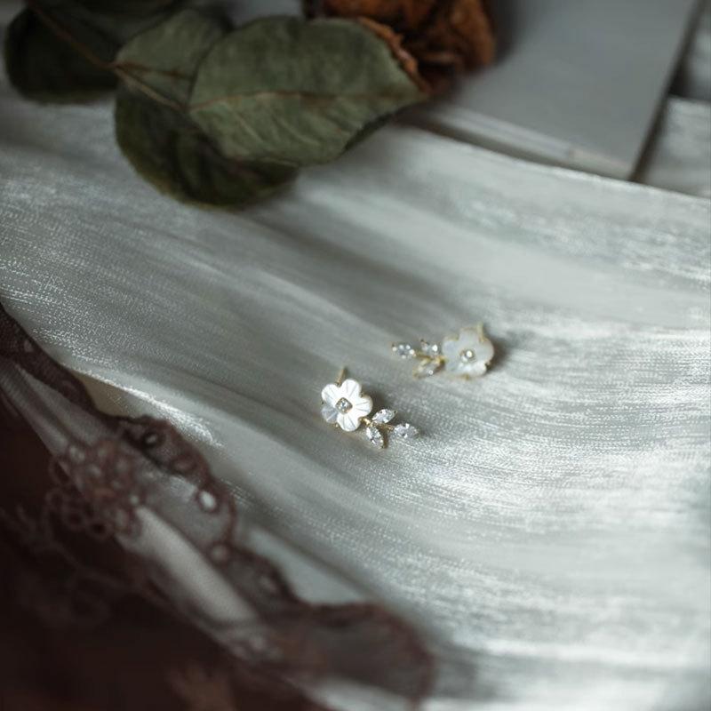 Exquisite Muschelblumen- und Blätter-Ohrringe Nischendesign High-End Kleine Ohrringe Ohrringe