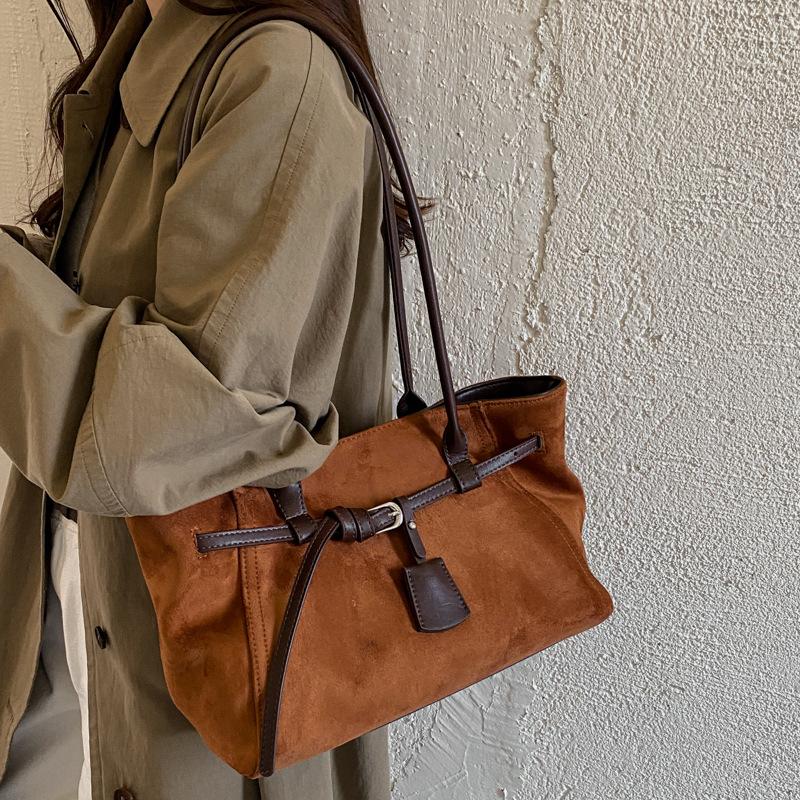 Underarm Bag Vintage Style Handbag with Large Capacity for Commuting