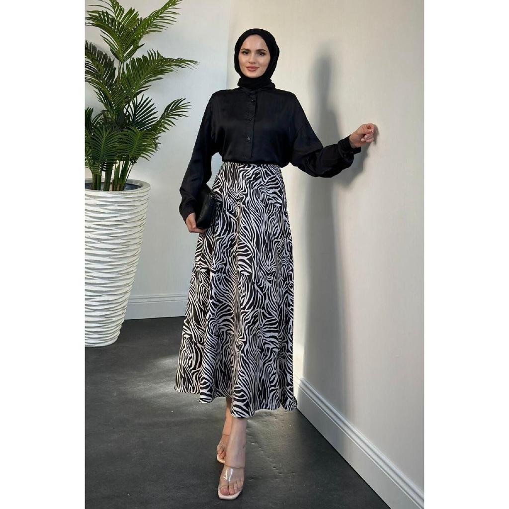 Fusta din satin cu model zebră Liliya neagră