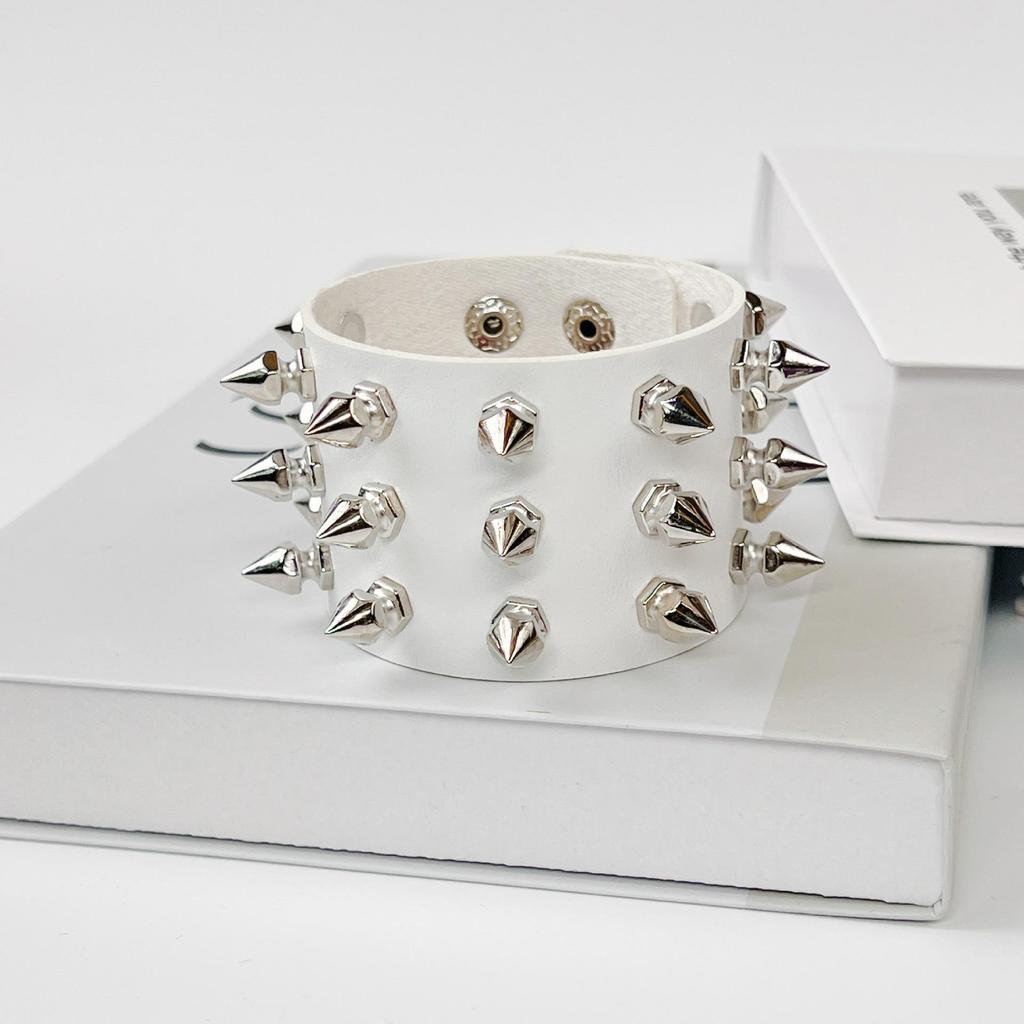 European and American Punk Rivet Bracelet: Unisex Leather Wristband for Couples