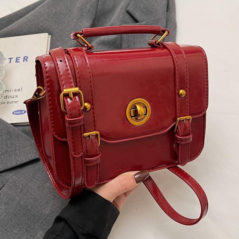 Super fire small bag women's autumn and winter versatile 2025 new retro messenger messenger bag fashionable portable Cambridge small square bag