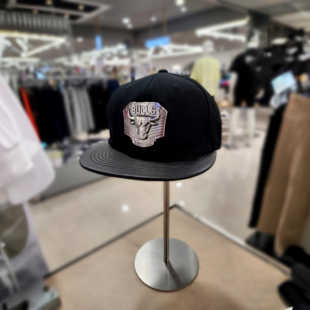 [NBA] Unisex Chicago Bulls CHI Big Metal Hard Snapback Hat N255AP622P