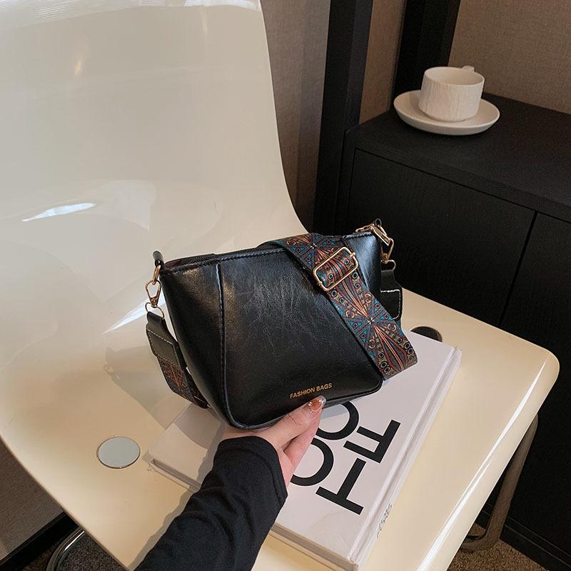 

Женская однотонная квадратная сумка на молнии для отдыха из искусственной кожи с наклонным плечевым ремнем и регулируемым ремешком One Size чёрный