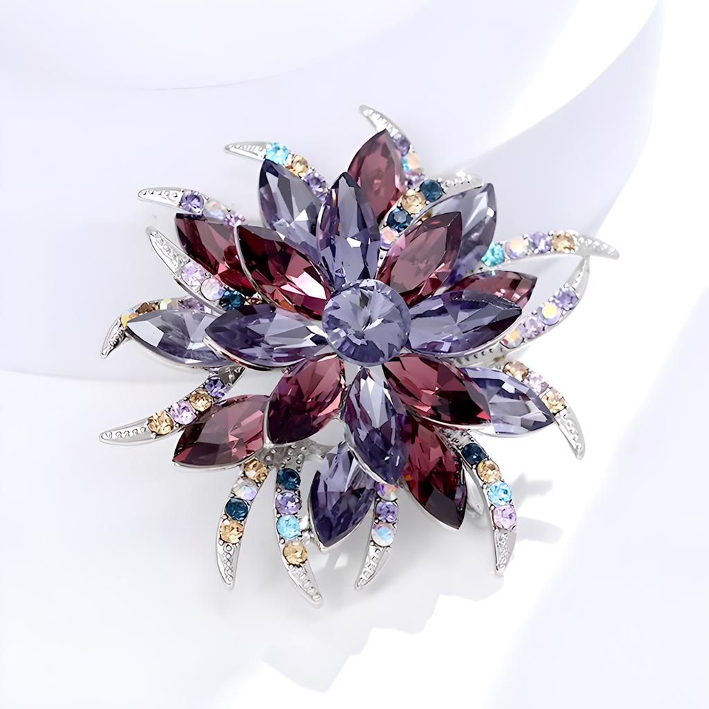 Kristallkünstlerische Blumenbrosche, hochwertige weibliche Eleganz, Temperamentbrosche, Nischen-High-End-Sinnesnadel, Luxus-Anzug-Accessoires