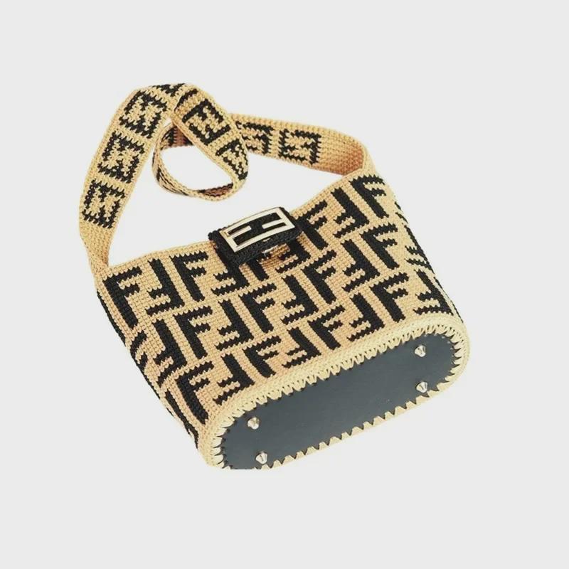 "Geantă Croșetată 8x26": Poșetă Ovală din Lână Lucrată Manual cu Placă de Fund din Piele"