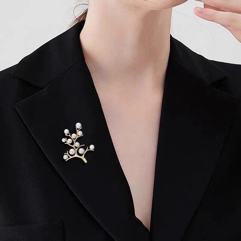 Zhenzhi Elegant Freshwater Pearl Brooch: Tree of Life Design