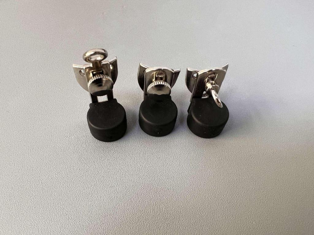 Nastavitelná černá opěrka palce pro klarinet s popruhem